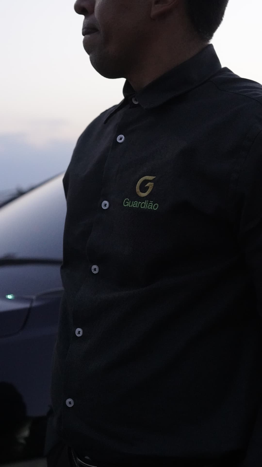 Detalhe da camisa com a marca Guardião