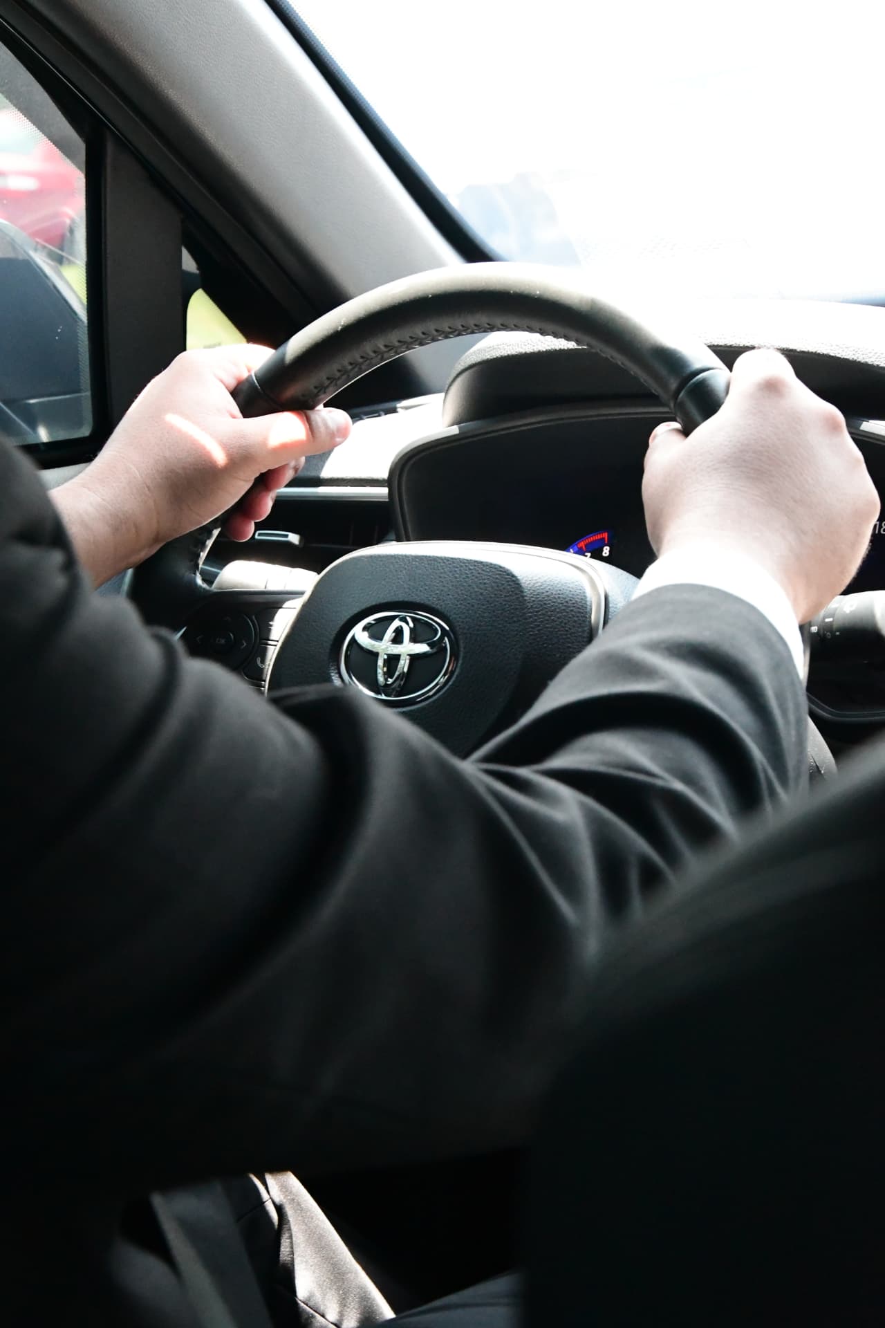 Mãos de um motorista no volante